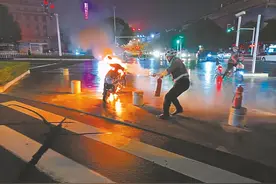电动车突然起火，代驾小哥在饺子馆寻灭火器救火图片