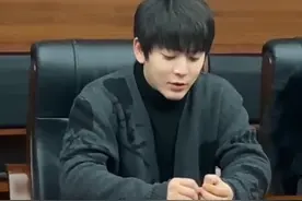毛晓彤前任签约当大学老师，曾被曝劈腿两女，网曝工资仅3千图片