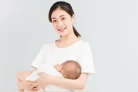 新生儿哄睡太难？妈妈亲测“毛巾哄睡法”，告别徒手摇晃图片