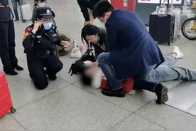 男子倒地猝死，摘口罩做人工呼吸施救的北京女医生是她！图片