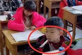 一年级学生考试什么样？画风随意仿若在家般自在，监考老师心好累图片