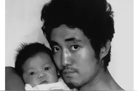 父子俩坚持30年，以同样姿势拍照合影，三十年来的变化令人感动图片