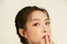 宋茜黑色劲装，麻花辫搭超大耳环帅气火辣！暗黑风旗袍宛如女战士图片