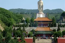 河南平顶山有个大佛，花费108斤黄金打造，抱佛脚要收费图片