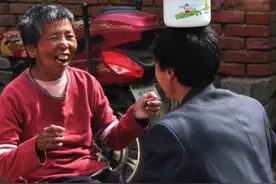 下班就顶碗盆吹气球逗妻子开心被夸赞，村民无不羡慕和佩服图片
