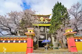 云南迪庆有一座香格里拉古城，曾是茶马古道的重镇，很多游客向往图片