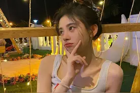 鞠婧祎被网暴后更新ins，在豪宅里撸猫，鼻子尖到让人认不出图片