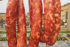 灌香肠，放盐比例很重要，教你30年老经验，香肠既香醇还入味图片