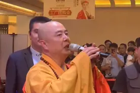 广东东莞：徐少华穿袈裟参加商演，众人争相拍照，还轮流着握手图片