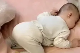 宝宝喜欢趴着睡好不好，父母要干涉吗？趴着睡的原因你了解过吗图片