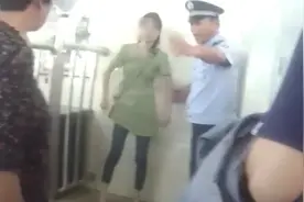 女子突发精神失常高铁站大喊大叫，民警“公主抱”暖人心视频封面