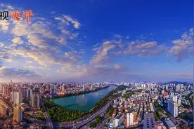 央视快评丨解放思想、深化改革、凝心聚力、担当实干图片