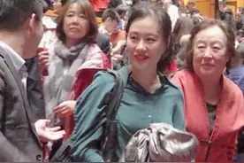邬君梅陪母亲赴聚会，80岁朱曼芳慈眉善目，58岁毛阿敏瘦到脱相图片