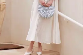 入夏第一双鞋子不知道该怎么选，试试“小白鞋”，时尚百搭还洋气图片