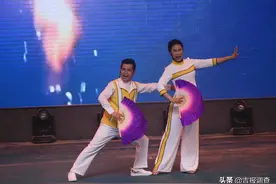 “欢乐农家”二人转专场演出在吉林市孤店子镇大荒地村精彩上演图片