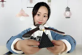 妹子试玩“神奇的老鹰”，90后经典童年玩具，你小时候玩过吗？