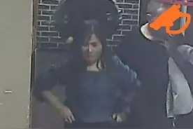 济宁一美女，手有点长，不是自己的东西，也往兜里装图片