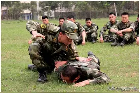 GIF图文：战场上抓舌头、摸岗哨的搏击格斗招式，遇顽敌才使用图片