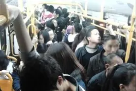 公交上男孩突然大喊肚子疼，妈妈一看果断报警，乘客：这娃真机智图片
