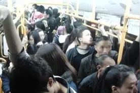 公交上男孩突然大喊肚子疼，妈妈一看果断报警，乘客：这娃真机智图片