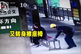 郑州农民工等公交怕弄脏座椅，一个随手动作暖心图片