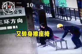 郑州农民工等公交怕弄脏座椅，一个随手动作暖心图片