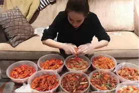 乘风破浪的姐姐吃宵夜真香，是谁盯着12种口味的小龙虾不放图片