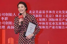 林丹娇妻谢杏芳可改行做超模了，穿连体裤现身，腰细腿长真是撩人图片