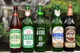 国民党和民进党的支持者，他们喝的酒有差别吗？答案是：有图片