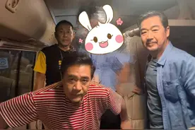 三大戏骨罕见同框！张国立陈宝国被指像两代人，陈道明黑到看不清图片