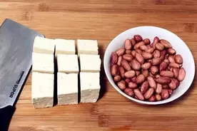 一大块豆腐，一碗花生米，简单一做，好吃的停不下来，太香了图片