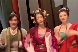 51岁陈浩民近照满脸疲惫，与性感女神热舞，克拉拉撩衣秀细腰图片