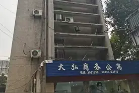 生死一刻！女子冲动欲跳楼，特警火速出动......图片