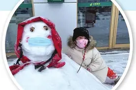 堆雪人、打雪仗、拍雪景 咱东北娃见雪也“疯狂”图片