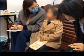 “是我妈妈烫的”那个满身伤痕的她终于笑了，周围的人却哭了图片