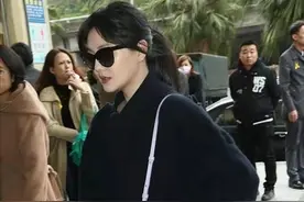 大s瘦身成功重回婚前最美状态！穿一身黑低调露面，瞬间年轻太多图片