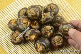 才知道原来荸荠去皮这么容易，老奶奶传授我拿手经验，两秒一个图片