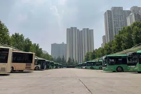 坚决打赢疫情防控阻击战 郑州公交车按下暂停键图片