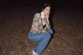 欧阳娜娜成新晋带货女王，印花外套配娃娃领衫，复古风格又甜又酷图片
