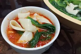 关中人吃蘸水面，西红柿汁放上辣子蒜；那味道，吃过的人才知道图片