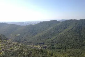 苏州“吴中之巅”有一个祈福坛，在这里看穹窿山气势雄伟风光旖旎图片