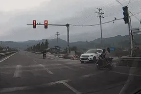 盘点电动自行车10大“危险行为”！转给身边骑车的TA!图片