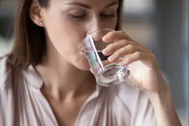 明明喝挺多水了，为啥皮肤还是干干的？图片