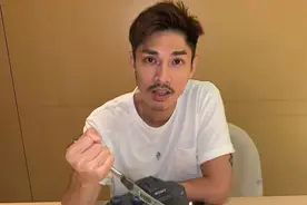 38岁谭咏麟契仔内地大排档卖唱被嘲落魄！恋IG女神3年传好事近图片