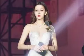 迪丽热巴着亮甲拼接垂坠纱裙亮相，优雅精致，网友：这腰只能羡慕图片
