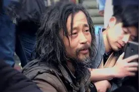 干儿子离开，昔日流量不再，当年的“流浪大师”沈巍现在去哪了？图片