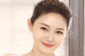 大S现身李湘直播间，因身材发福被疑再怀三胎，容光焕发端庄优雅图片
