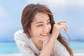 跟着迪丽热巴学习8个拍照姿势，避免拍照尴尬，拍照更显自然上镜图片