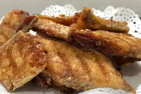 大冷天，来一盘这样的干炸带鱼就小酒，做法简单，酥香金黄无腥味图片
