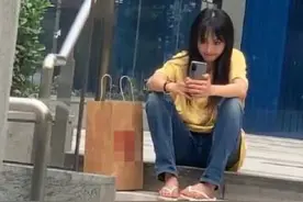 自恋性人格显露？郑爽坐台阶上自拍，全身心沉浸在自我世界中图片